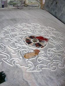 plateaux de marqueterie de pierres dures en phase d'élaboration, vue d'ensemble         